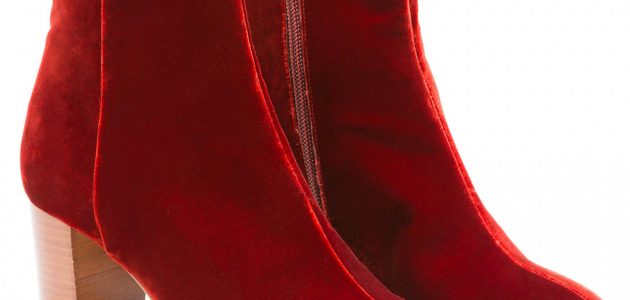 Des bottines Sézane en velours de couleur rouge bordeaux 